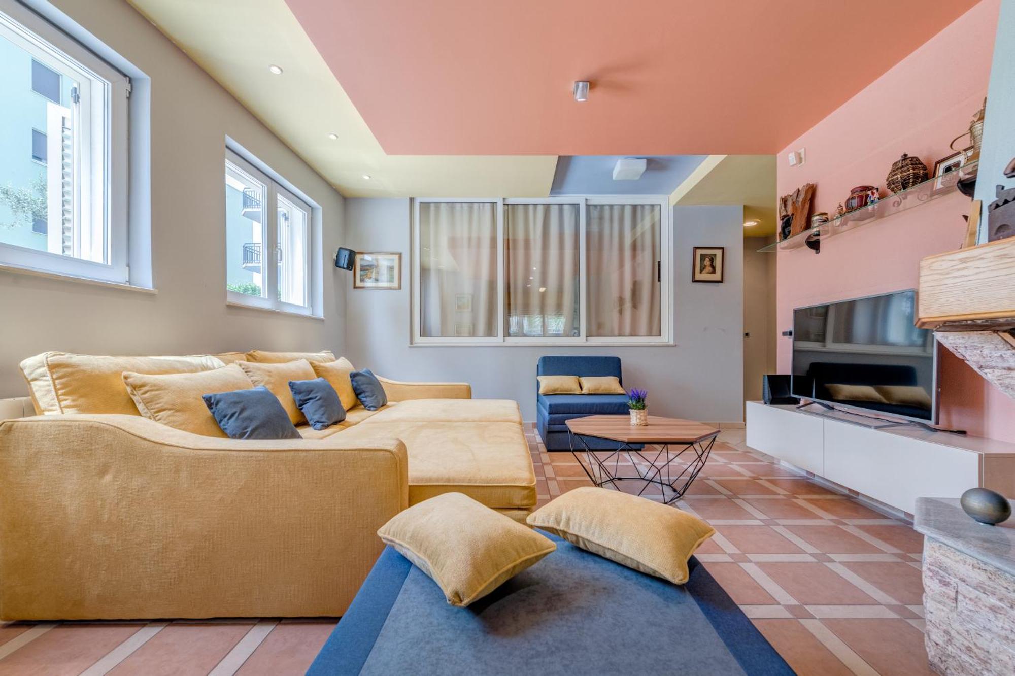 Blue Dolphin Apartment - Private Indoor Pool, Jacuzzi, Garden Split Exterior foto