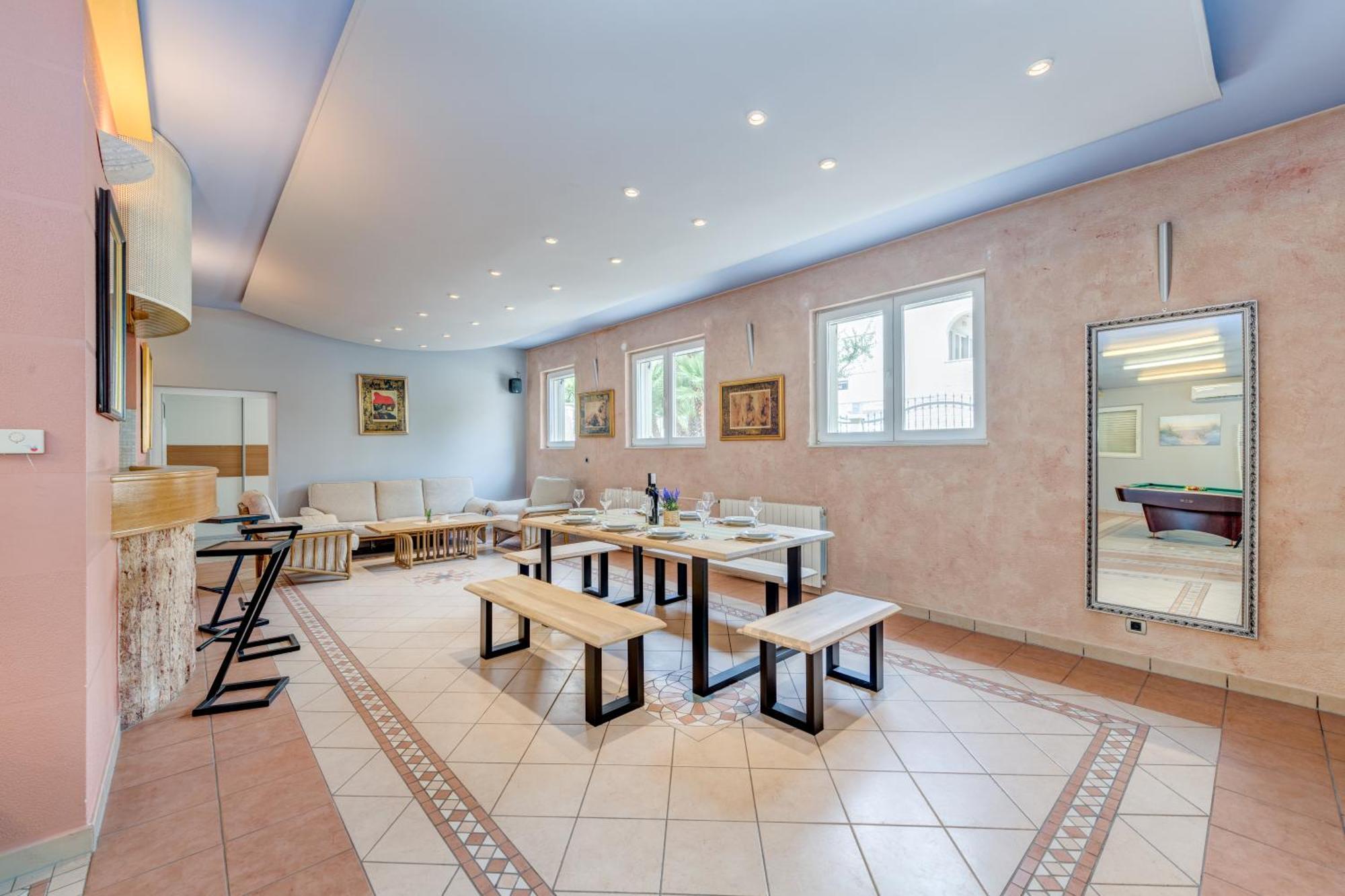 Blue Dolphin Apartment - Private Indoor Pool, Jacuzzi, Garden Split Exterior foto