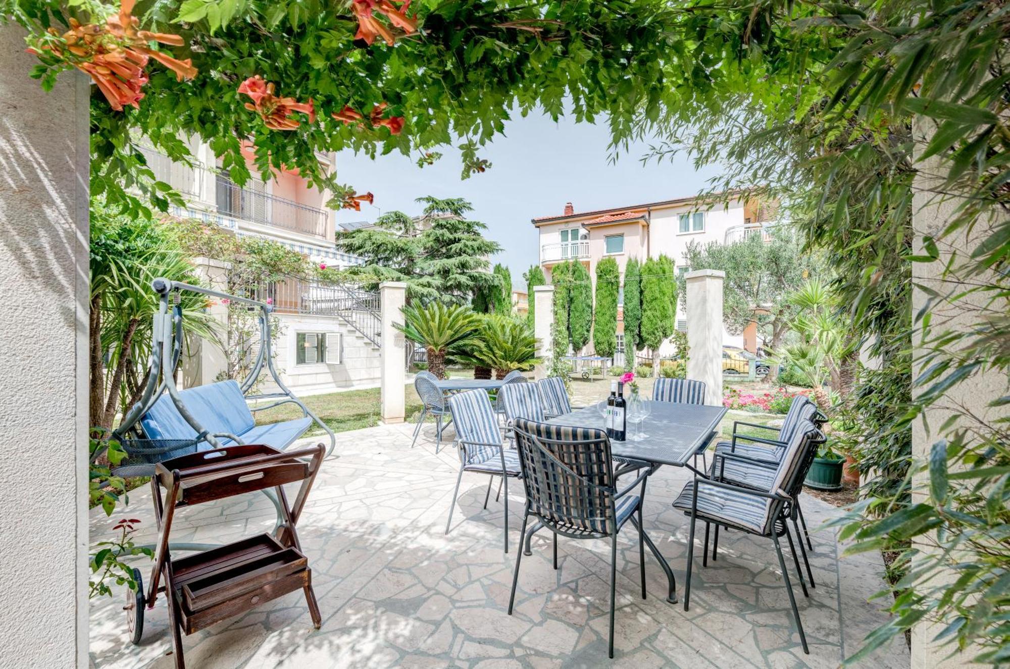 Blue Dolphin Apartment - Private Indoor Pool, Jacuzzi, Garden Split Exterior foto