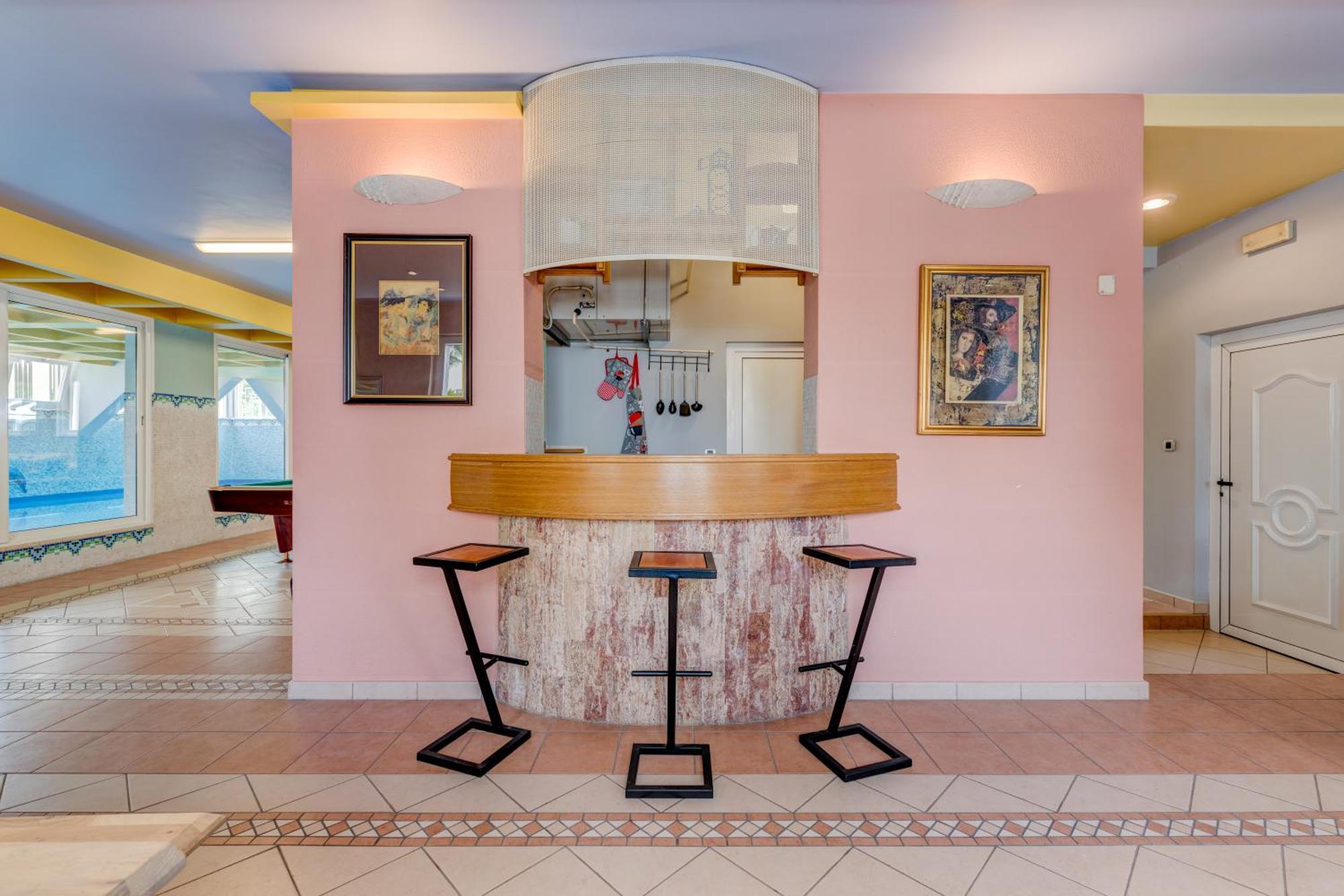 Blue Dolphin Apartment - Private Indoor Pool, Jacuzzi, Garden Split Exterior foto