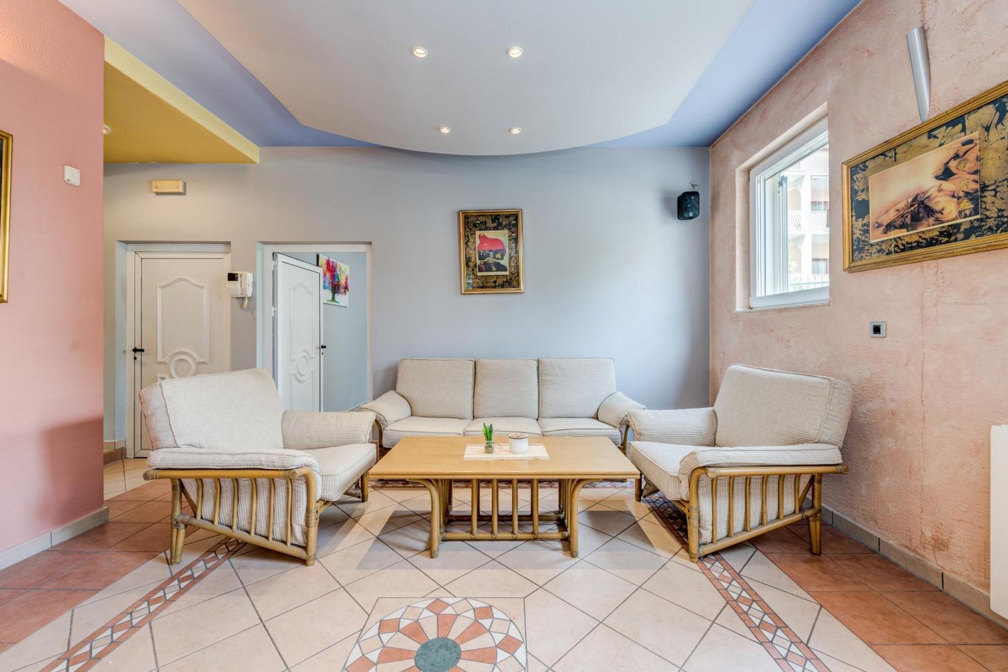 Blue Dolphin Apartment - Private Indoor Pool, Jacuzzi, Garden Split Exterior foto