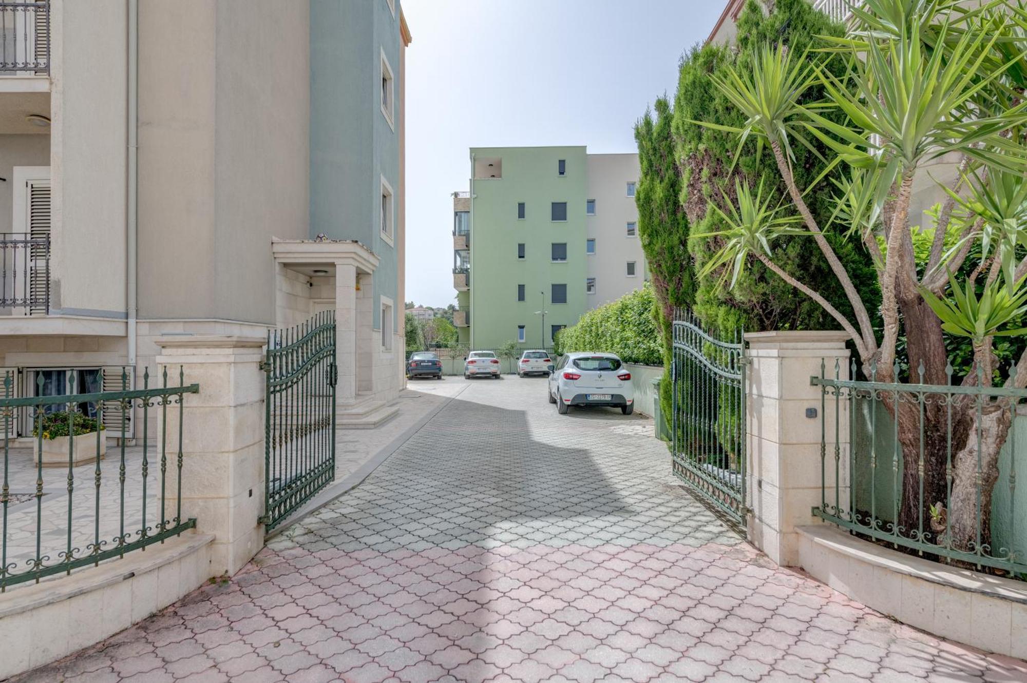 Blue Dolphin Apartment - Private Indoor Pool, Jacuzzi, Garden Split Exterior foto