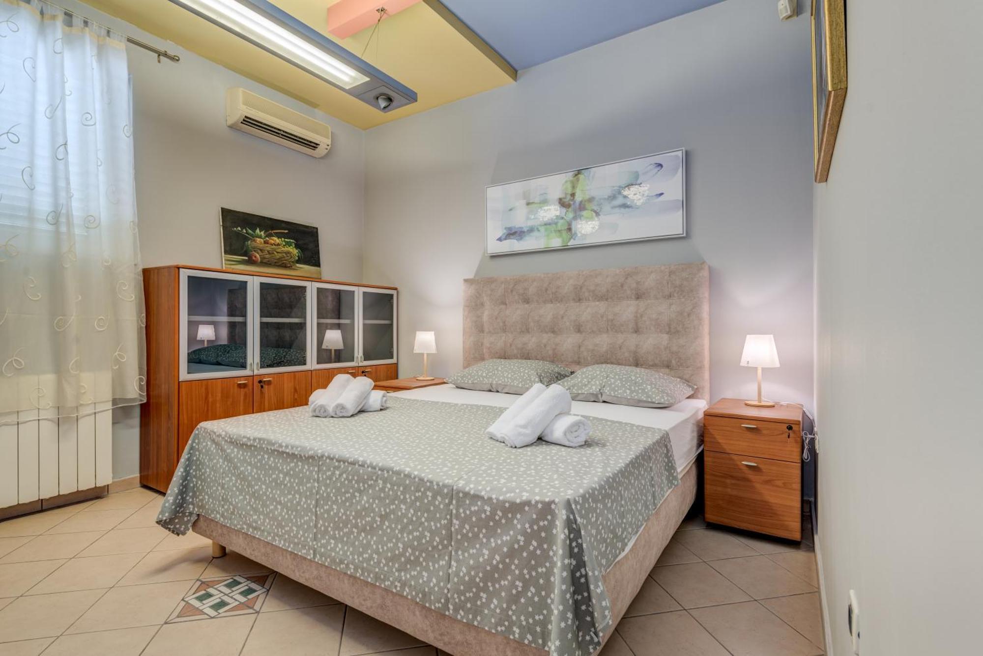 Blue Dolphin Apartment - Private Indoor Pool, Jacuzzi, Garden Split Exterior foto