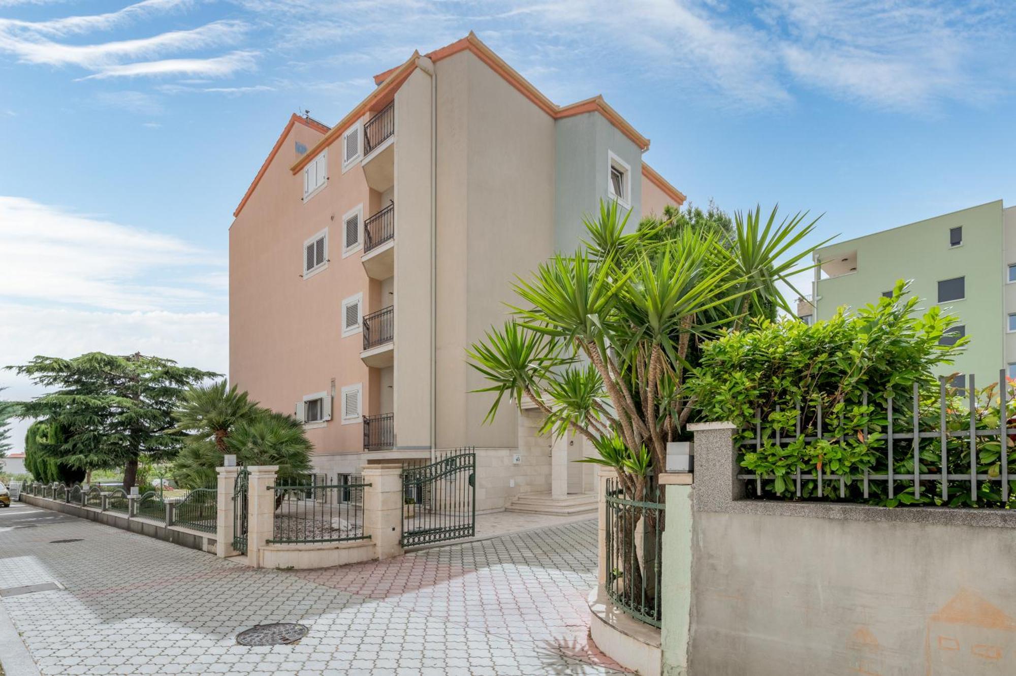 Blue Dolphin Apartment - Private Indoor Pool, Jacuzzi, Garden Split Exterior foto