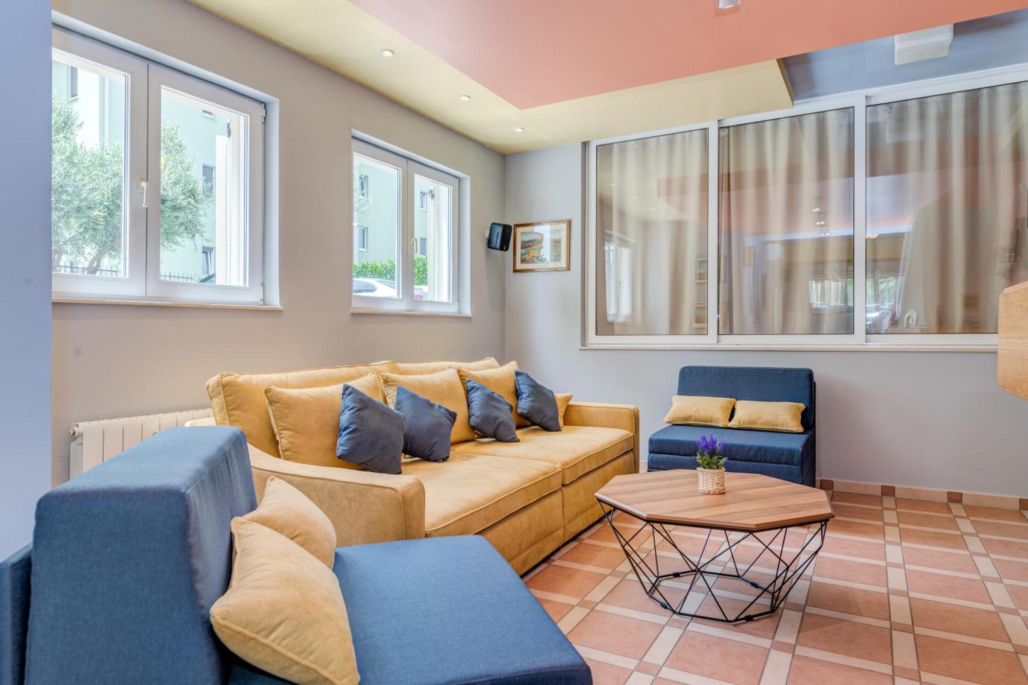 Blue Dolphin Apartment - Private Indoor Pool, Jacuzzi, Garden Split Exterior foto