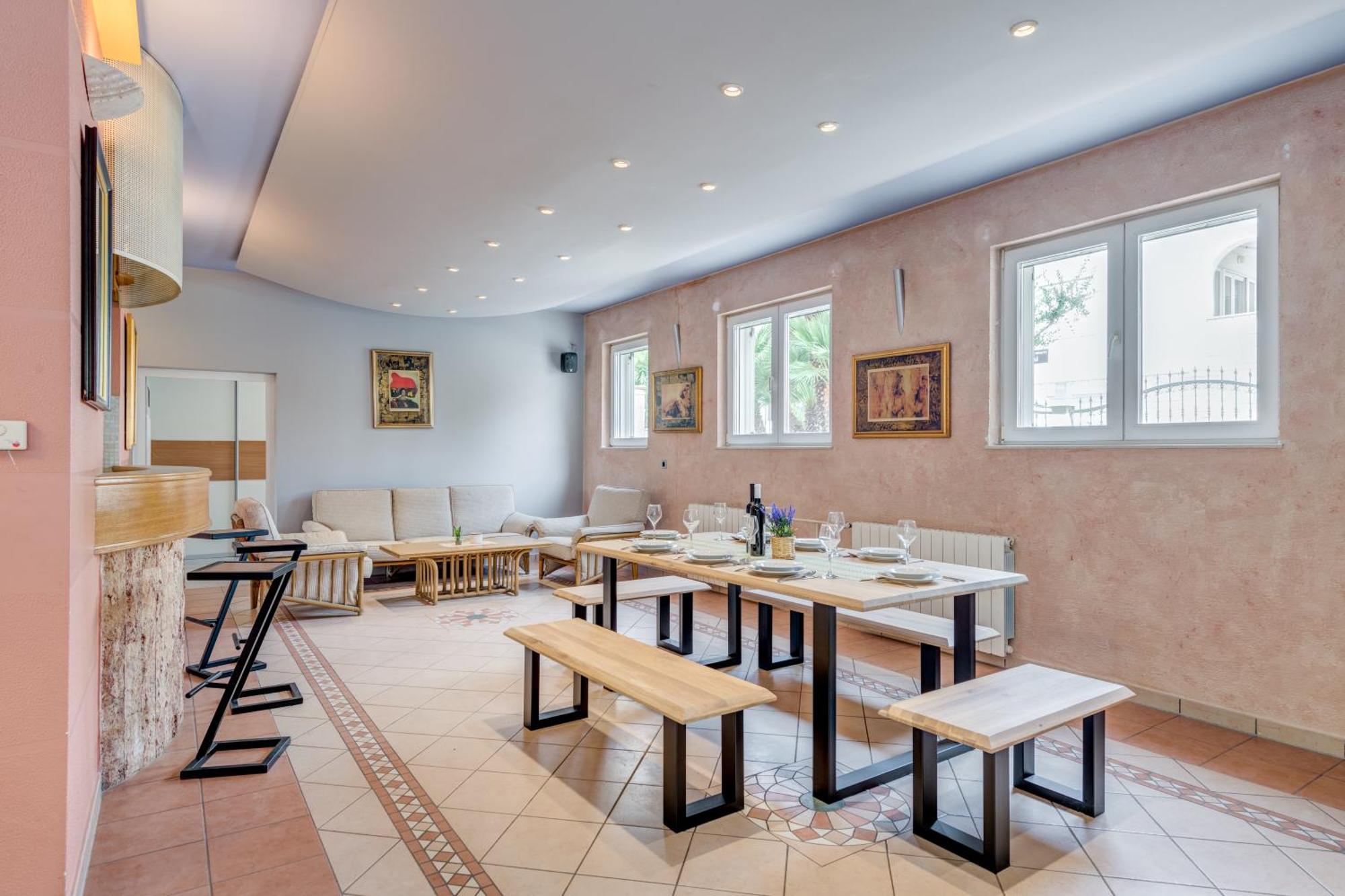 Blue Dolphin Apartment - Private Indoor Pool, Jacuzzi, Garden Split Exterior foto