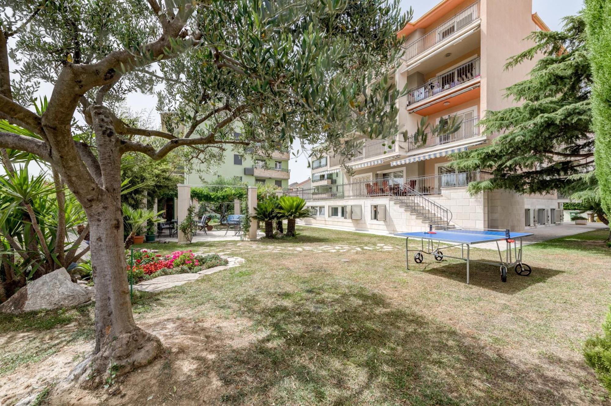 Blue Dolphin Apartment - Private Indoor Pool, Jacuzzi, Garden Split Exterior foto