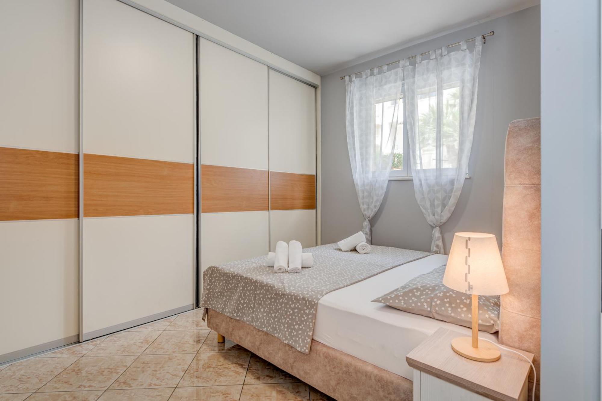 Blue Dolphin Apartment - Private Indoor Pool, Jacuzzi, Garden Split Exterior foto