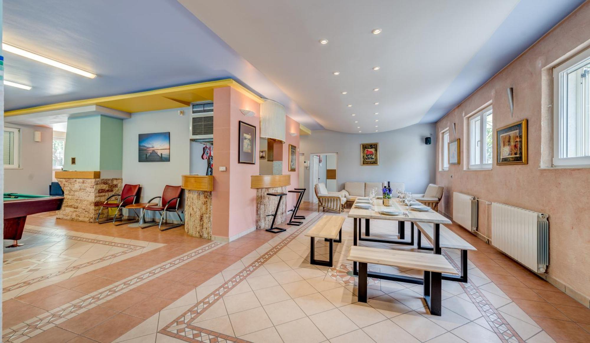Blue Dolphin Apartment - Private Indoor Pool, Jacuzzi, Garden Split Exterior foto