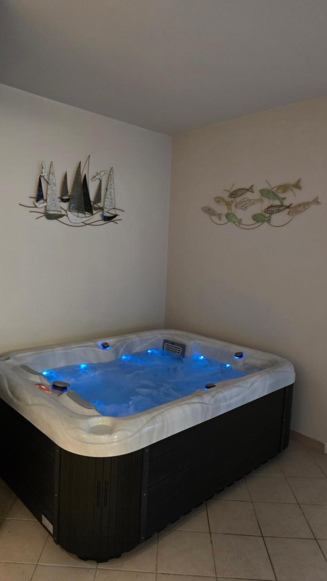 Blue Dolphin Apartment - Private Indoor Pool, Jacuzzi, Garden Split Exterior foto