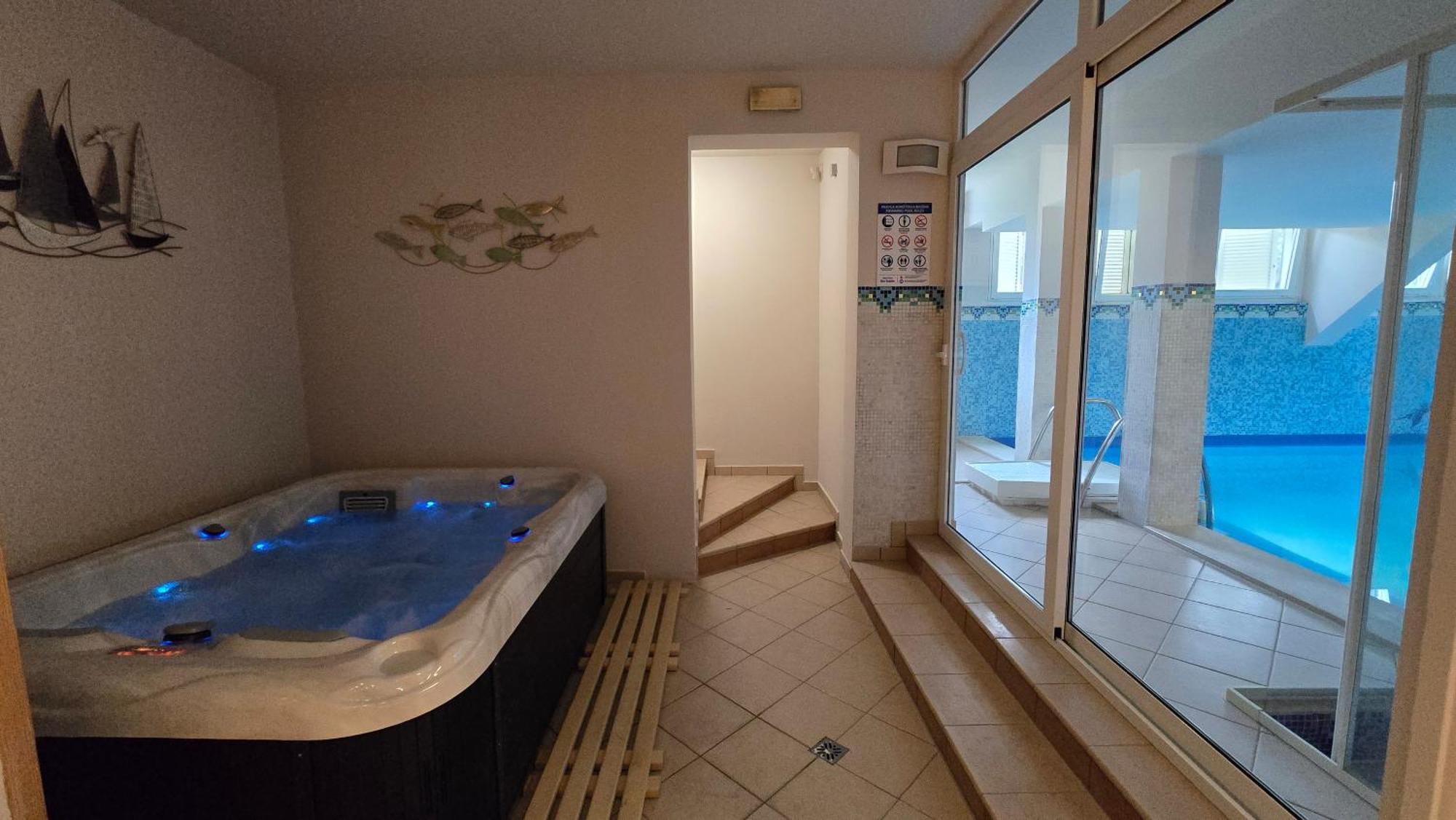 Blue Dolphin Apartment - Private Indoor Pool, Jacuzzi, Garden Split Exterior foto